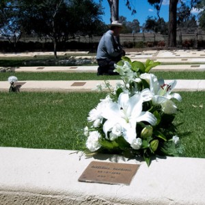 A floral tribute to one of the Japanese civilians who is interred in the Cowra war cemetery (Photo: Melanie Pearce - ABC)